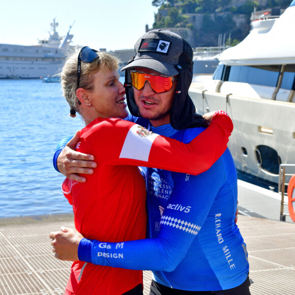 La princesse Charlene de Monaco et son frère Gareth Wittstock à l'arrivée de la course "The Crossing : Calvi-Monaco Water Bike Challenge". Le 13 septembre 2020. © Bruno Bebert/Bestimage