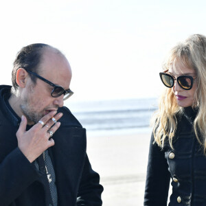 Nicolas Ker, Arielle Dombasle - Photocall du film "A deux heures de Paris" lors de la 5ème édition du Festival du cinéma de La Baule le 8 novembre 2018. © Rachid Bellak/Bestimage