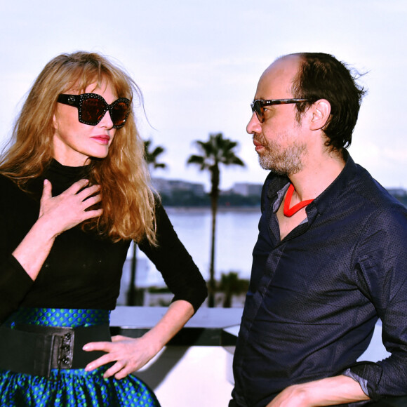 Arielle Dombasle, la comédienne, chanteuse, et Nicolas Ker, le chanteur musicien, compositeur, du groupe Poni Hoax, sont à Cannes au Palais de Festivals le 24 novembre 2017. © Bruno Bebert/Bestimage