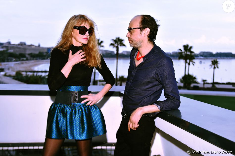 Arielle Dombasle, la comédienne, chanteuse, et Nicolas Ker, le chanteur musicien, compositeur, du groupe Poni Hoax, sont à Cannes au Palais de Festivals le 24 novembre 2017. © Bruno Bebert/Bestimage