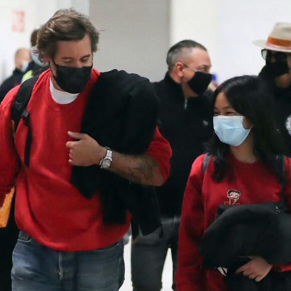 Exclusif - Laeticia Hallyday, ses filles Jade et Joy et son compagnon Jalil Lespert arrivent à Paris en provenance de Saint-Barthélemy, le 19 décembre 2020.