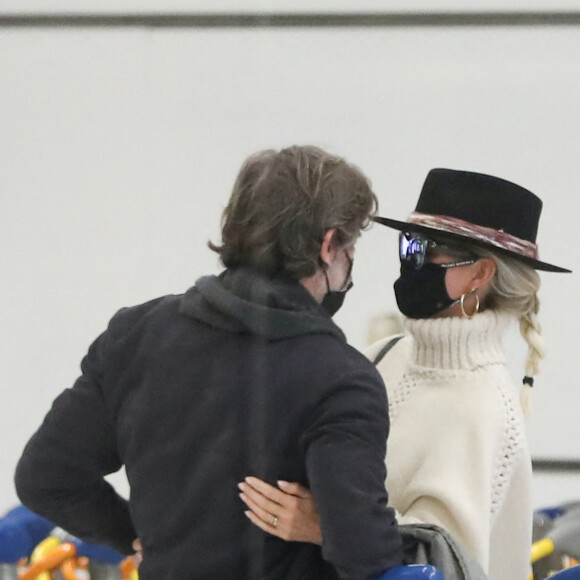 Exclusif - Laeticia Hallyday et son compagnon Jalil Lespert arrivent à l'aéroport de Roissy-Charles-de-Gaulle à Paris en provenance de Rome après un week-end en amoureux, le 2 novembre 2020.