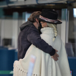 Exclusif - Laeticia Hallyday et son compagnon Jalil Lespert arrivent à l'aéroport de Rome pour rentrer à Paris à l'aéroport Charles de Gaulle après un week-end en amoureux, le 2 novembre 2020.