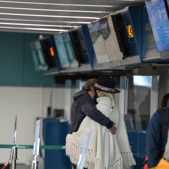 Exclusif - Laeticia Hallyday et son compagnon Jalil Lespert arrivent à l'aéroport de Rome pour rentrer à Paris à l'aéroport Charles de Gaulle après un week-end en amoureux, le 2 novembre 2020.