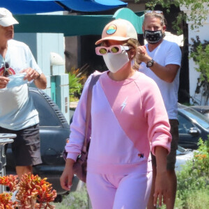 Exclusif - Lady Gaga se rend à un déjeuner à Malibu dans une tenue rose jusqu'aux lunettes le 19 mai 2021.