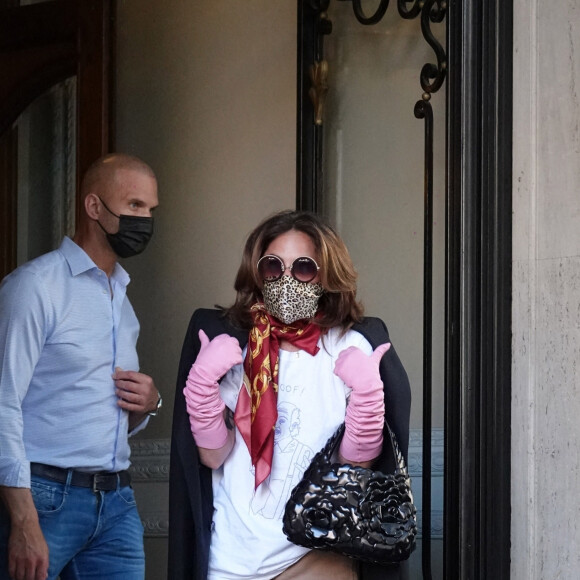Lady Gaga distribue des fleurs à ses fans avant de quitter son hôtel à Rome après un mois et demi de tournage sur le film "House of Gucci" le 9 mai 2021.