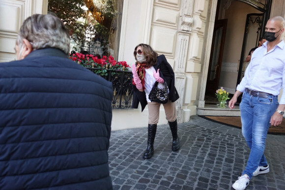 Lady Gaga distribue des fleurs à ses fans avant de quitter son hôtel à Rome après un mois et demi de tournage sur le film "House of Gucci" le 9 mai 2021.