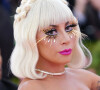 Lady Gaga (présidente du MET) fait un striptease lors de son arrivée à la 71ème édition du MET Gala (Met Ball, Costume Institute Benefit) sur le thème "Camp: Notes on Fashion" au Metropolitan Museum of Art à New York, le 6 mai 201