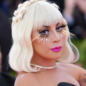 Lady Gaga (présidente du MET) fait un striptease lors de son arrivée à la 71ème édition du MET Gala (Met Ball, Costume Institute Benefit) sur le thème "Camp: Notes on Fashion" au Metropolitan Museum of Art à New York, le 6 mai 201