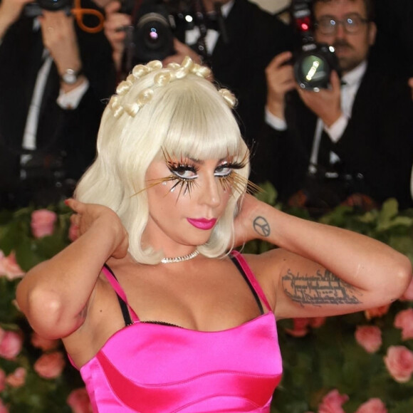 Lady Gaga (présidente du MET) fait un striptease lors de son arrivée à la 71ème édition du MET Gala (Met Ball, Costume Institute Benefit) sur le thème "Camp: Notes on Fashion" au Metropolitan Museum of Art à New York, le 6 mai 2019