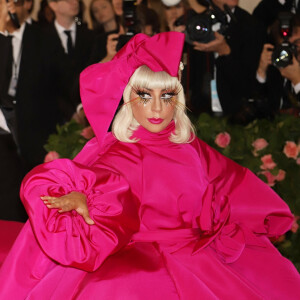 Lady Gaga (présidente du MET) fait un striptease lors de son arrivée à la 71ème édition du MET Gala (Met Ball, Costume Institute Benefit) sur le thème "Camp: Notes on Fashion" au Metropolitan Museum of Art à New York, le 6 mai 2019