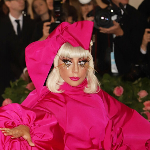Lady Gaga (présidente du MET) fait un striptease lors de son arrivée à la 71ème édition du MET Gala (Met Ball, Costume Institute Benefit) sur le thème "Camp: Notes on Fashion" au Metropolitan Museum of Art à New York, le 6 mai 2019