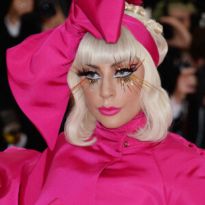 Lady Gaga (présidente du MET) fait un striptease lors de son arrivée à la 71ème édition du MET Gala (Met Ball, Costume Institute Benefit) sur le thème "Camp: Notes on Fashion" au Metropolitan Museum of Art à New York, le 6 mai 2019