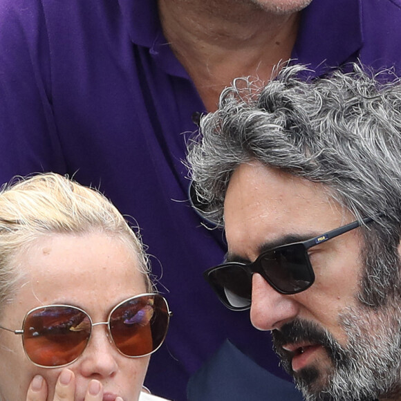 Emmanuelle Béart et son compagnon Frédéric Chaudier dans les tribunes des Internationaux de France de Tennis de Roland Garros à Paris, le 10 juin 2018. © Dominique Jacovides - Cyril Moreau/Bestimage 