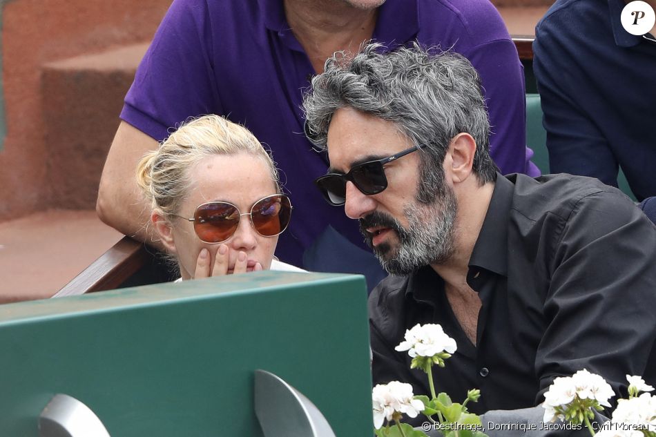 Emmanuelle Béart et son compagnon Frédéric Chaudier dans les tribunes des Internationaux de France de Tennis de Roland Garros à Paris, le 10 juin 2018. © Dominique Jacovides - Cyril Moreau/Bestimage