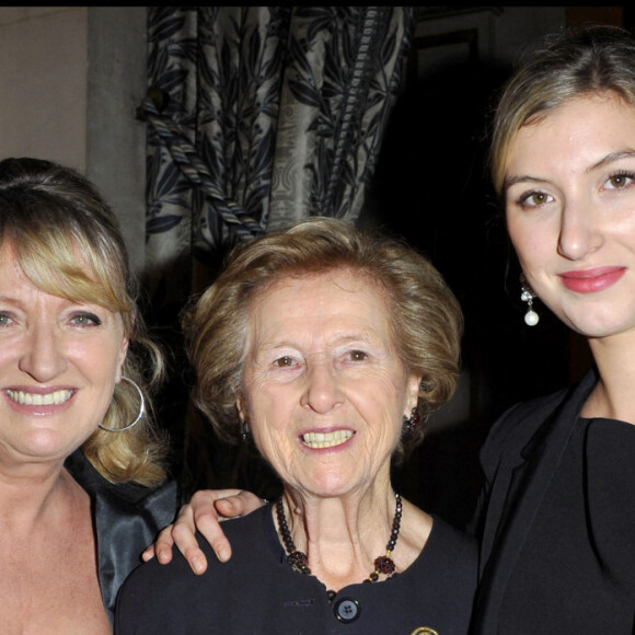 Charlottee de Turckheim avec sa mère et sa fille Clara aux Lumières 2011 à Paris 