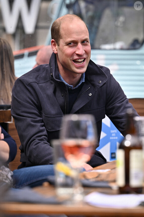 Le prince William, duc de Cambridge regarde la finale de la Coupe écossaise avec les intervenants d'urgence dans un bar sur le toit du Grassmarket à Edimbourg le 22 mai 2021.