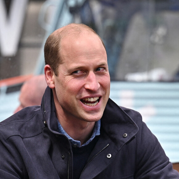 Le prince William, duc de Cambridge regarde la finale de la Coupe écossaise avec les intervenants d'urgence dans un bar sur le toit du Grassmarket à Edimbourg le 22 mai 2021.