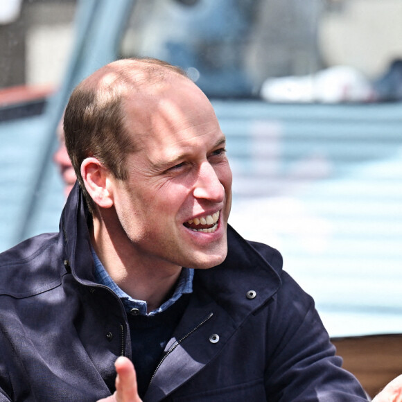 Le prince William, duc de Cambridge regarde la finale de la Coupe écossaise avec les intervenants d'urgence dans un bar sur le toit du Grassmarket à Edimbourg le 22 mai 2021.