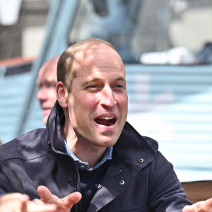 Le prince William, duc de Cambridge regarde la finale de la Coupe écossaise avec les intervenants d'urgence dans un bar sur le toit du Grassmarket à Edimbourg le 22 mai 2021.