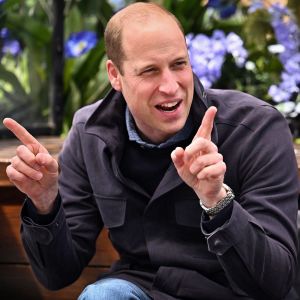 Le prince William, duc de Cambridge regarde la finale de la Coupe écossaise avec les intervenants d'urgence dans un bar sur le toit du Grassmarket à Edimbourg.