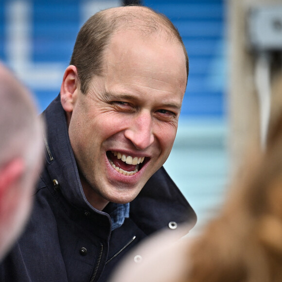 Le prince William, duc de Cambridge regarde la finale de la Coupe écossaise avec les intervenants d'urgence dans un bar sur le toit du Grassmarket à Edimbourg le 22 mai 2021.