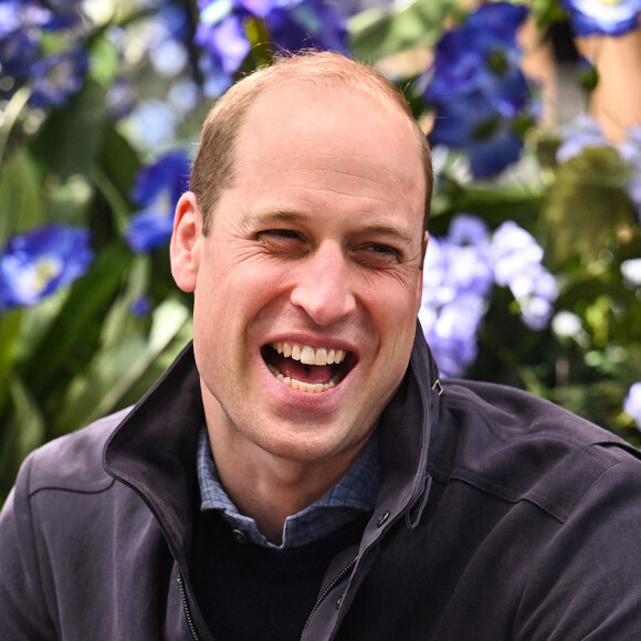Le prince William, duc de Cambridge regarde la finale de la Coupe écossaise avec les intervenants d'urgence dans un bar sur le toit du Grassmarket à Edimbourg le 22 mai 2021.