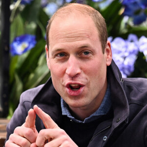 Le prince William, duc de Cambridge regarde la finale de la Coupe écossaise avec les intervenants d'urgence dans un bar sur le toit du Grassmarket à Edimbourg le 22 mai 2021.