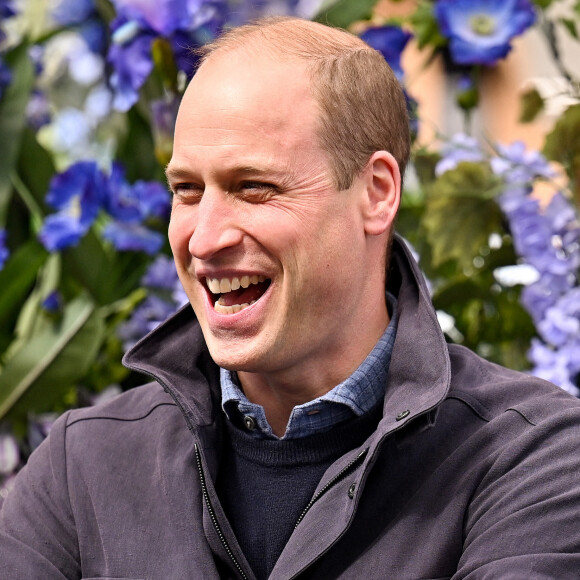 Le prince William, duc de Cambridge regarde la finale de la Coupe écossaise avec les intervenants d'urgence dans un bar sur le toit du Grassmarket à Edimbourg le 22 mai 2021.