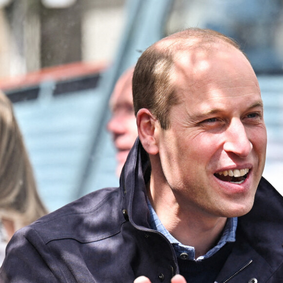 Le prince William, duc de Cambridge regarde la finale de la Coupe écossaise avec les intervenants d'urgence dans un bar sur le toit du Grassmarket à Edimbourg le 22 mai 2021.