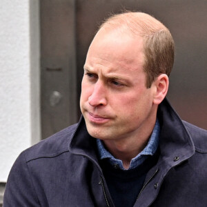 Le prince William, duc de Cambridge regarde la finale de la Coupe écossaise avec les intervenants d'urgence dans un bar sur le toit du Grassmarket à Edimbourg le 22 mai 2021.