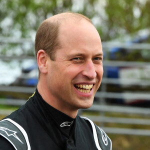 Le prince William, duc de Cambridge teste le véhicule électrique Extreme E Odyssey 21 lors de sa visite sur le circuit de course de Knockhill à Fife en Ecosse le 22 mai 2021.