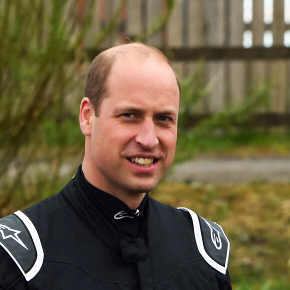 Le prince William, duc de Cambridge teste le véhicule électrique Extreme E Odyssey 21 lors de sa visite sur le circuit de course de Knockhill à Fife en Ecosse le 22 mai 2021.