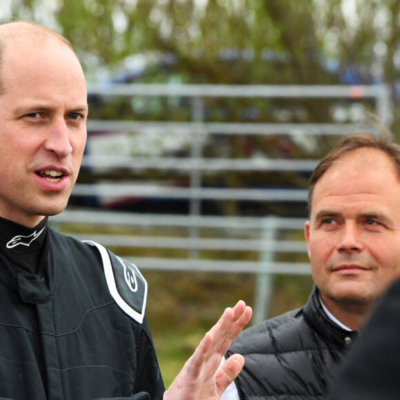 Le prince William, duc de Cambridge teste le véhicule électrique Extreme E Odyssey 21 lors de sa visite sur le circuit de course de Knockhill à Fife en Ecosse le 22 mai 2021.