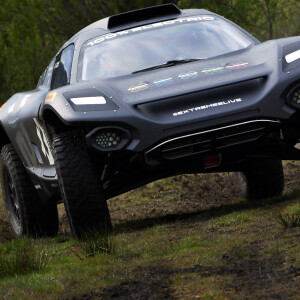 Le prince William, duc de Cambridge teste le véhicule électrique Extreme E Odyssey 21 lors de sa visite sur le circuit de course de Knockhill à Fife en Ecosse le 22 mai 2021.