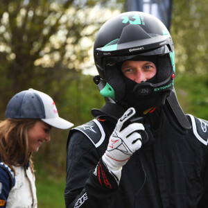 Le prince William, duc de Cambridge teste le véhicule électrique Extreme E Odyssey 21 lors de sa visite sur le circuit de course de Knockhill à Fife en Ecosse le 22 mai 2021.