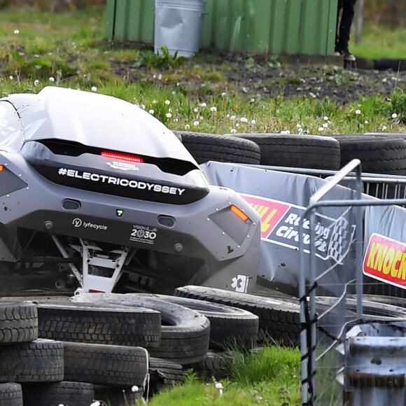 Le prince William, duc de Cambridge teste le véhicule électrique Extreme E Odyssey 21 lors de sa visite sur le circuit de course de Knockhill à Fife en Ecosse le 22 mai 2021.