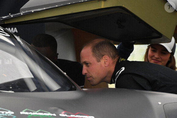 Le prince William, duc de Cambridge teste le véhicule électrique Extreme E Odyssey 21 lors de sa visite sur le circuit de course de Knockhill à Fife en Ecosse le 22 mai 2021.