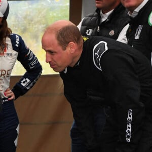 Le prince William, duc de Cambridge teste le véhicule électrique Extreme E Odyssey 21 lors de sa visite sur le circuit de course de Knockhill à Fife en Ecosse le 22 mai 2021.