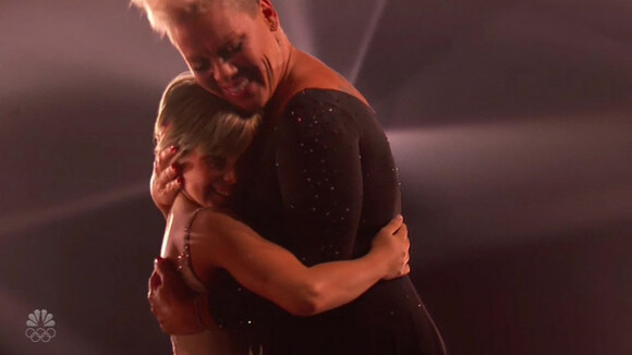 Pink et sa fille Willow Sage Hart ont livré une performance aérienne très poétique sur la scène des Billboard Music Awards