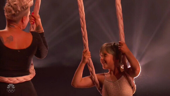 Pink et sa fille Willow Sage Hart ont livré une performance aérienne très poétique sur la scène des Billboard Music Awards, le 23 mai 2021.
