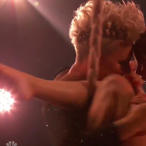 Pink et sa fille Willow Sage Hart ont livré une performance aérienne très poétique sur la scène des Billboard Music Awards, le 23 mai 2021.