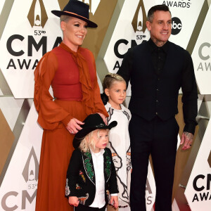 P!nk, son mari Carey Hart et leurs enfants Jameson Hart et Willow Hart - 53e édition des CMA Awards à Nashville dans le Tennessee.