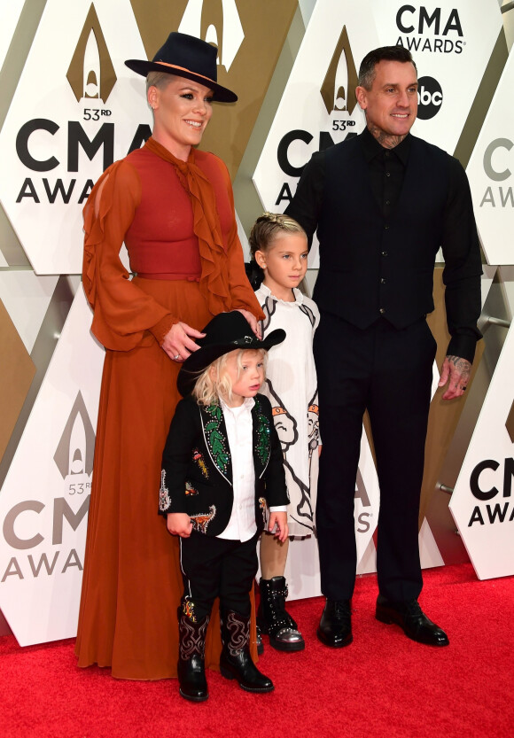 P!nk, son mari Carey Hart et leurs enfants Jameson Hart et Willow Hart - 53e édition des CMA Awards à Nashville dans le Tennessee.