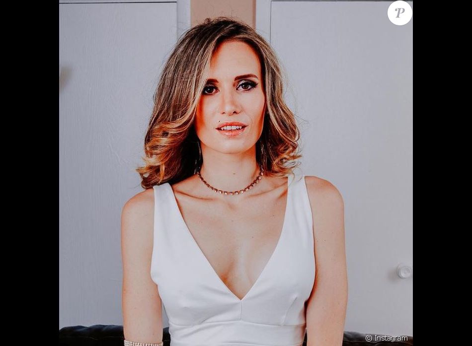 Audrey de "Secret Story" en robe blanche, le 13 mai 2021