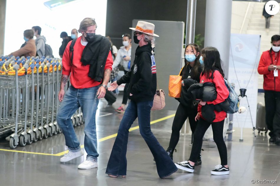 Exclusif - Prix Spécial - No web - Laeticia Hallyday, ses filles Jade et Joy et son compagnon Jalil Lespert arrivent à Paris en provenance de Saint-Barthélemy, le 19 décembre 2020. Carl, son chauffeur et Jimmy Refas, garde du corps, sont venus les chercher à l'aéroport de Roissy-Charles-de-Gaulle. Ils rentrent à la Savannah à Marnes-la-Coquette passer Noël avec toute la famille recomposée, le 18 décembre 2020. !! Pour infos, voir vendeurs !! Exclusive No web/No blog