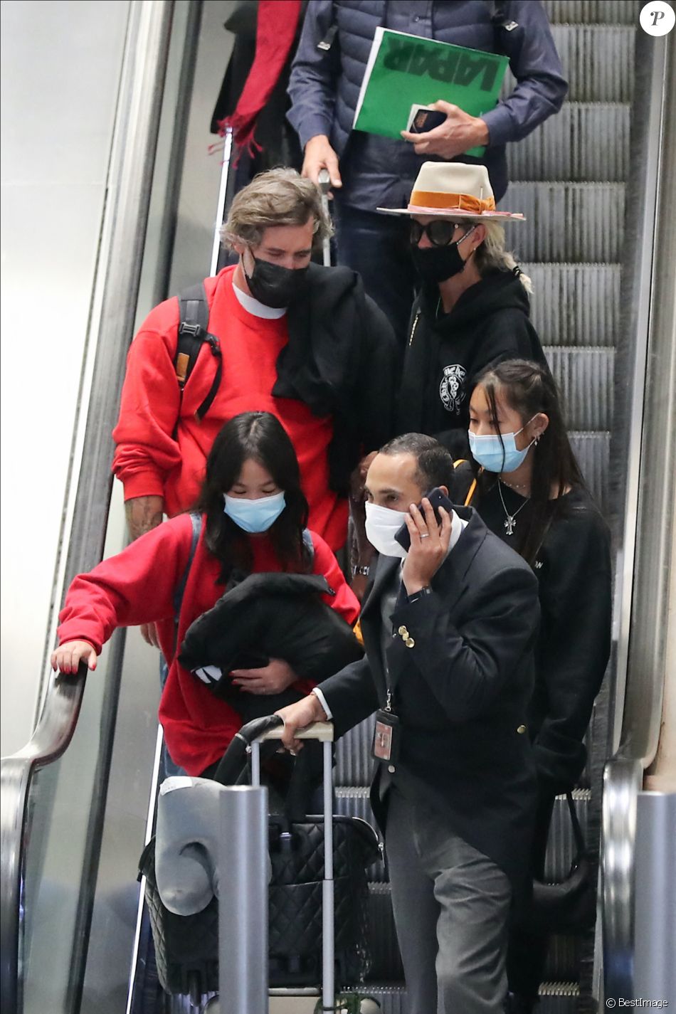 Exclusif - Prix Spécial - No web - Laeticia Hallyday, ses filles Jade et Joy et son compagnon Jalil Lespert arrivent à Paris en provenance de Saint-Barthélemy, le 19 décembre 2020. Carl, son chauffeur et Jimmy Refas, garde du corps, sont venus les chercher à l'aéroport de Roissy-Charles-de-Gaulle. Ils rentrent à la Savannah à Marnes-la-Coquette passer Noël avec toute la famille recomposée, le 18 décembre 2020. !! Pour infos, voir vendeurs !! Exclusive No web/No blog