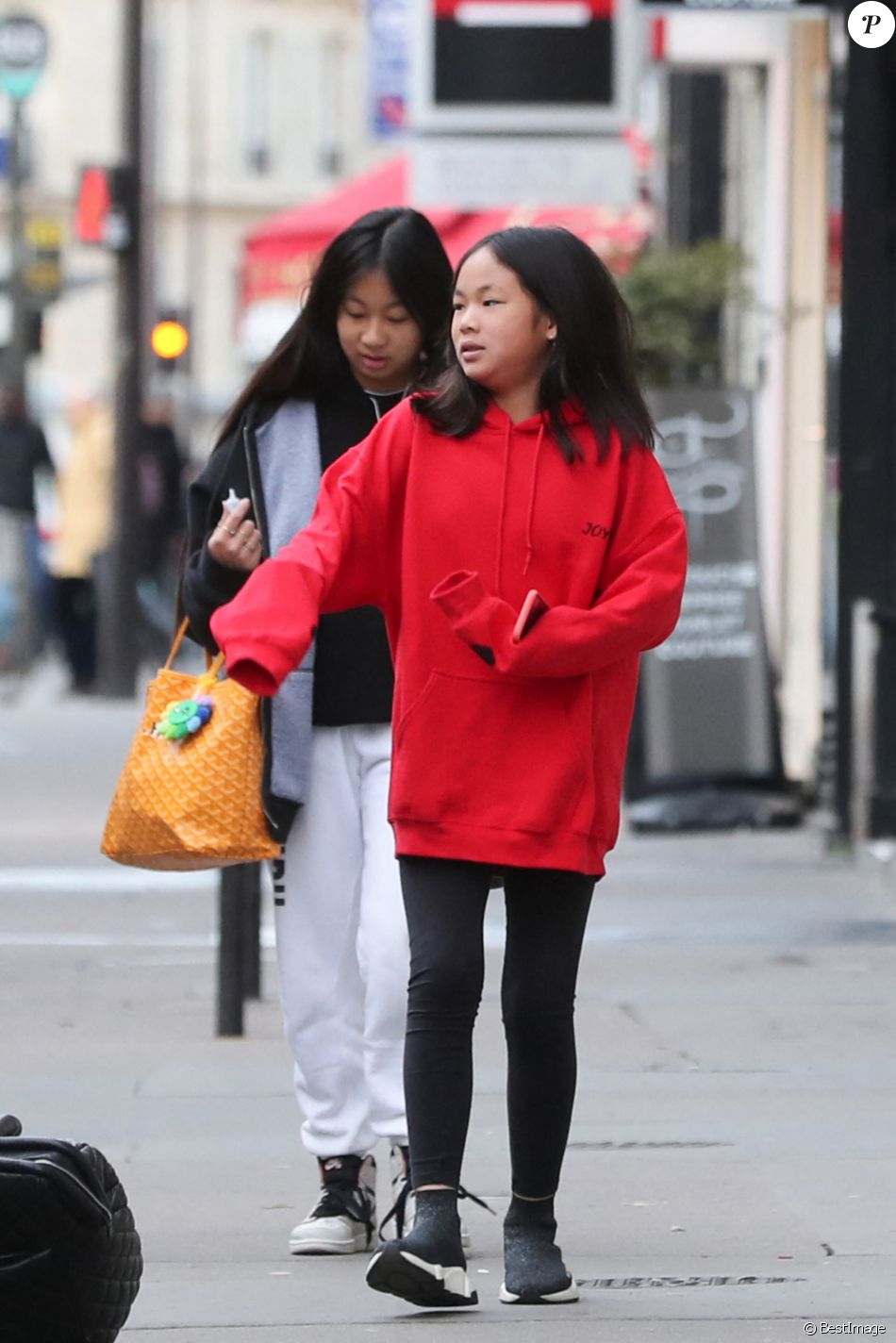 Exclusif - Jade et Joy Hallyday à la sortie de chez Pascal Balland pour se rendre à l'aéroport - Départ de Paris pour Laeticia Hallyday et ses filles pour rentrer à Los Angeles. Laeticia Hallyday et ses filles Jade et Joy sortent de chez P. Balland et se rendent à l'aéroport pour prendre un vol à destination de Los Angeles, le samedi 11 janvier 2020. Carl, le chauffeur de Laeticia est venu les chercher pour les accompagner à l'aéroport.