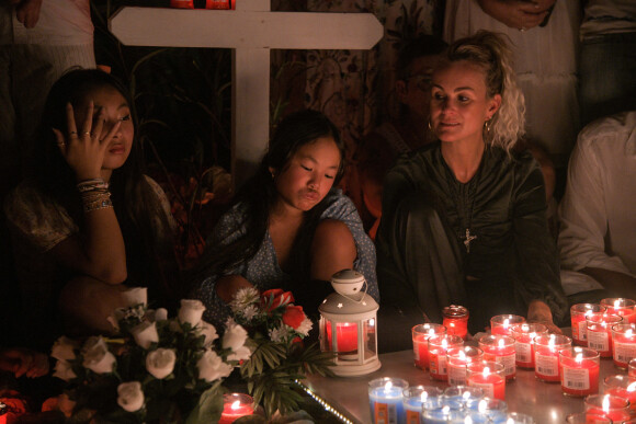 Pour le deuxième anniversaire de la mort de Johnny, Laeticia Hallyday et ses filles Jade et Joy se recueillent sur sa tombe au cimetière de Lorient à Saint-Barthélémy le 5 décembre 2019.
