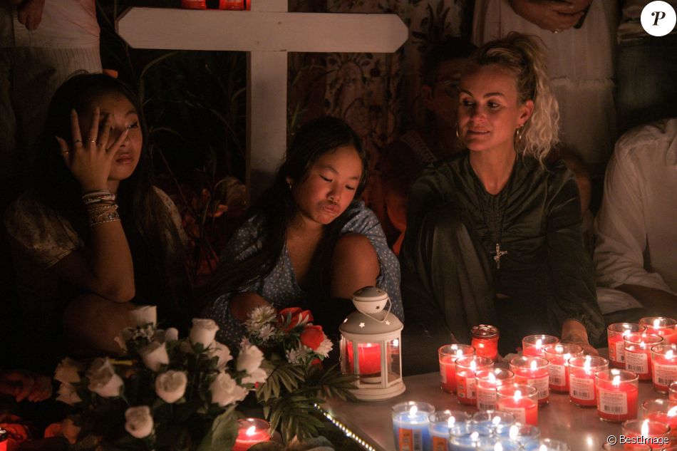 Pour le deuxième anniversaire de la mort de Johnny, Laeticia Hallyday et ses filles Jade et Joy se recueillent sur sa tombe au cimetière de Lorient à Saint-Barthélémy le 5 décembre 2019.